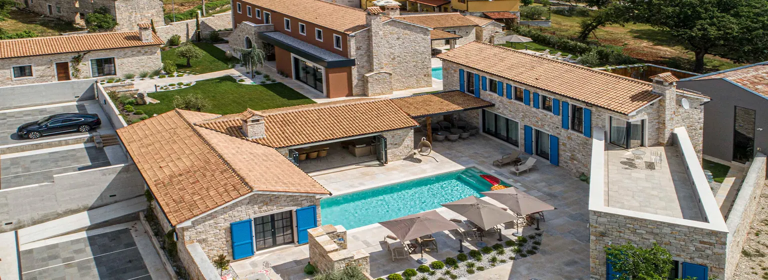 Zračni pogled na dvije kamene vile kompleksa Casa Baratto i Casa Barattina