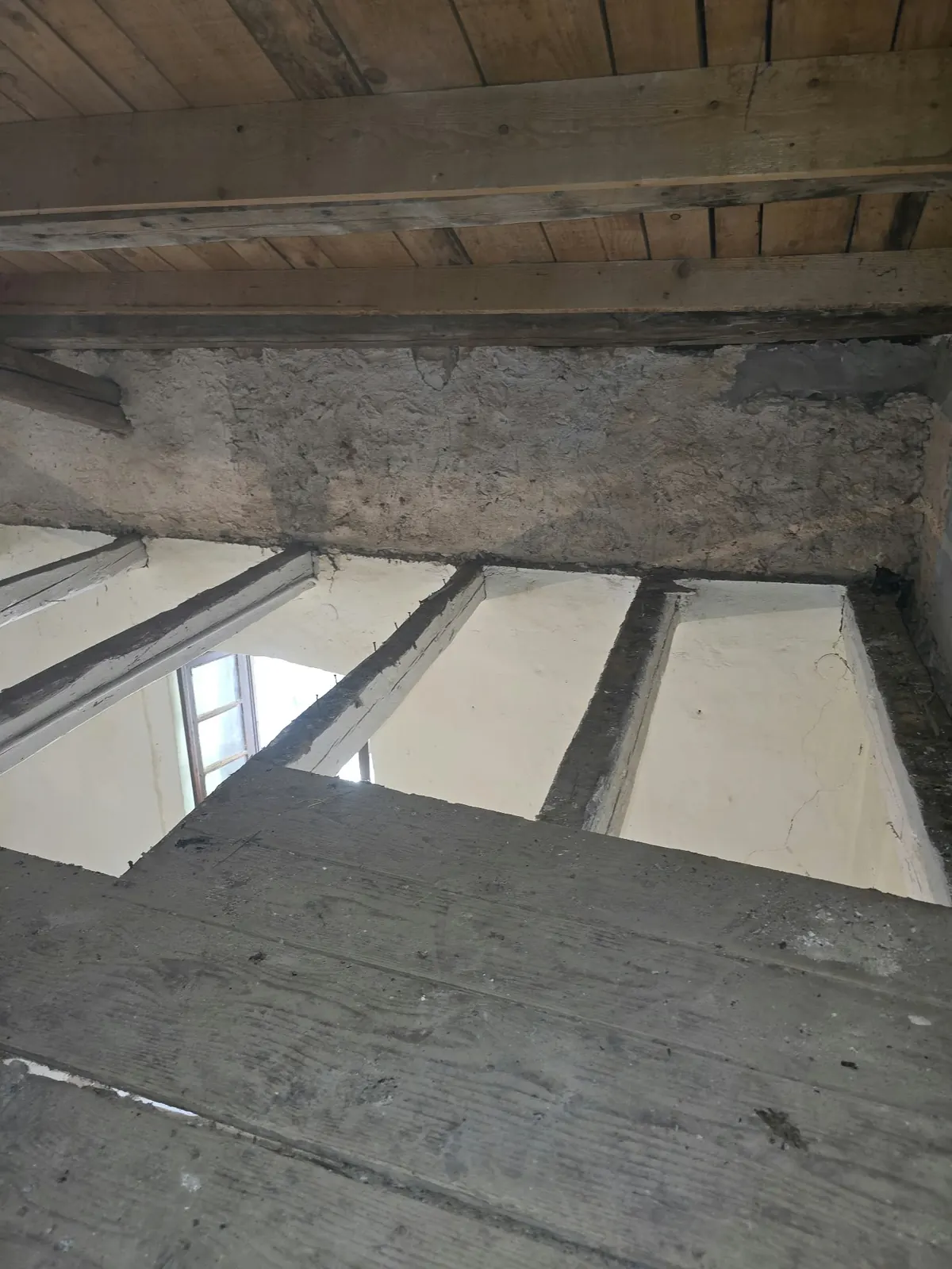 Rušilački radovi na staroj kamenoj kući u Šišanu