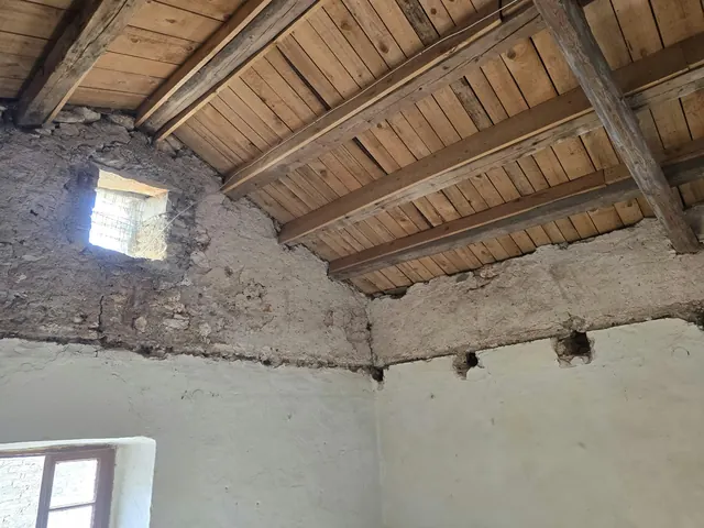 Detalj krovne konstrukcije i kamenog zida