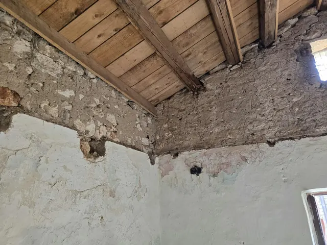 Krovna konstrukcija iznad kamenih zidova